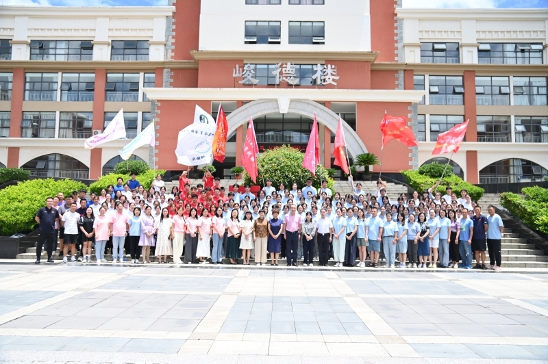 学校举行2025年大学生暑期 “三下乡”社会实践活动出征仪式
