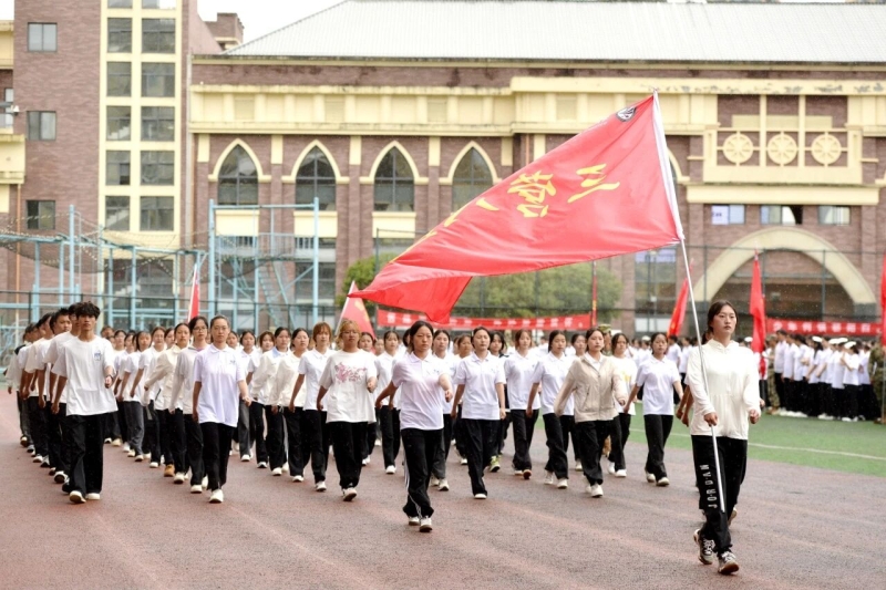 学校举行2025级新生军训总结表彰大会